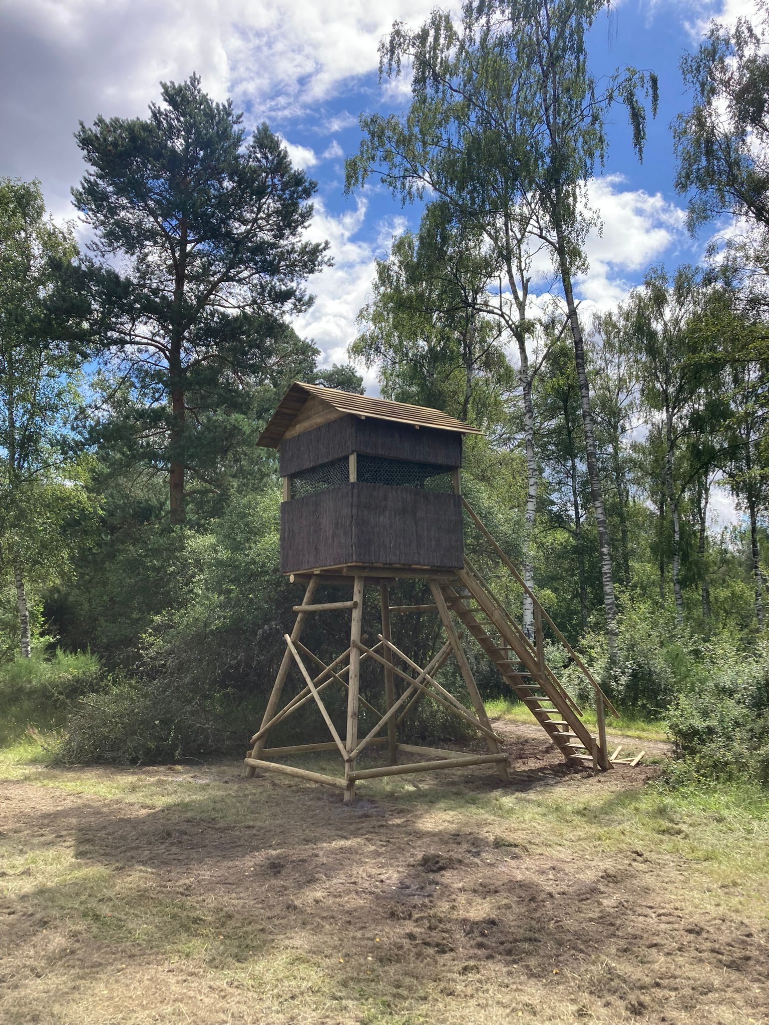 Mirador Astrid double pente Cabine de mirador d'affût Astrid double pente avec camouflage et toiture bois