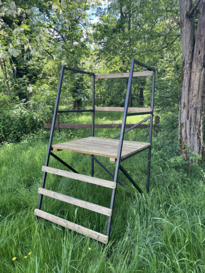 Mirador bois et métal avec plancher en pin traité, structure en acier galvanisé et hauteur réglable de 1 à 2,5 mètres.