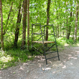 Mirador en acier galvanisé réglable avec plancher en bois et structure robuste, idéal pour la chasse ou l’observation en extérieur.