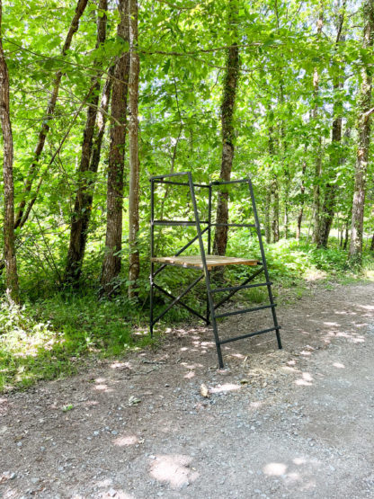 Mirador en acier galvanisé réglable avec plancher en bois et structure robuste, idéal pour la chasse ou l’observation en extérieur.