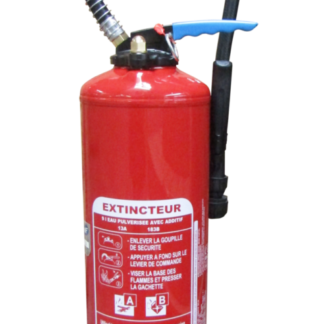 Extincteur à eau pulvérisée 6L posé en intérieur, idéal pour sécuriser un habitat ou un lieu de loisirs contre les départs de feu.