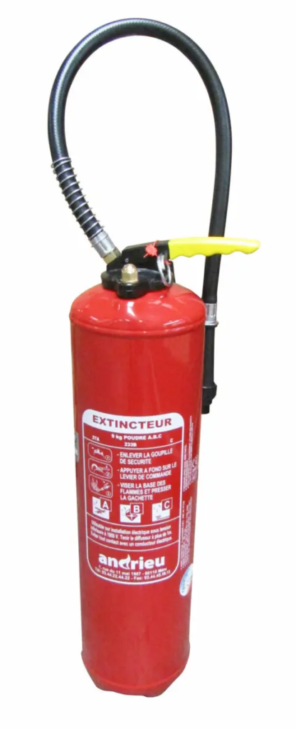 Extincteur à poudre rouge de 6 kg fixé au mur, idéal pour sécuriser un garage ou un local technique contre les incendies.