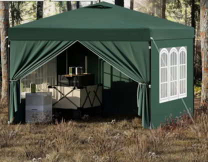 Tente pliante installée sur un terrain naturel pour un abri temporaire