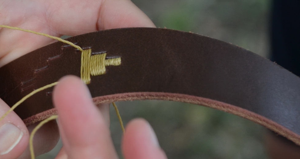 0 IAOKOK DSC_0089 redimmm Ceinture Cuyo en cuir pliée, mettant en valeur sa flexibilité et sa qualité