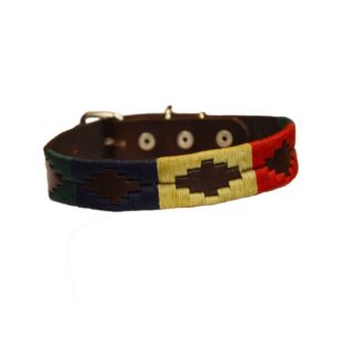 Collier Clasico en cuir marron posé seul, vue détaillée du cuir artisanal.